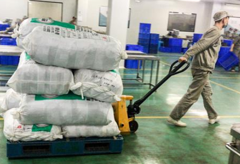 藥廠使用手動液壓搬運車轉(zhuǎn)運藥材為抗疫做貢獻(xiàn)