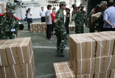 成捆高考試卷太重，印刷廠職工使用手動(dòng)液壓搬運(yùn)車更省力