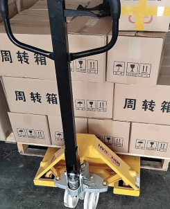 工廠庫房比較擁擠，用手動(dòng)托盤搬運(yùn)車比較適宜