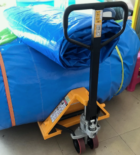 手動液壓搬運(yùn)車在拉防水塑料布時的注意事項