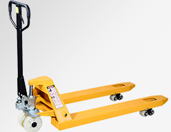 物流倉(cāng)庫(kù)工作人員用手動(dòng)液壓叉車(chē)搬運(yùn)中轉(zhuǎn)貨物