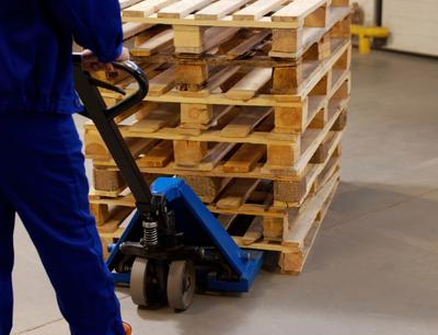 工廠搬遷用手動(dòng)叉車(chē)搬運(yùn)貨物