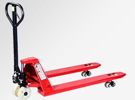 商場(chǎng)工作人員使用手動(dòng)液壓搬運(yùn)車?yán)\(yùn)貨物