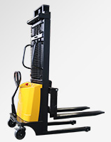 南寧鐵路貨站冠航電動堆垛機(jī)貨運搬運新活力