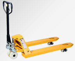 貨站內(nèi)手動叉車貨物搬運好幫手