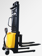 三亞港口電動(dòng)叉車(chē)高效率完成貨物裝卸工作