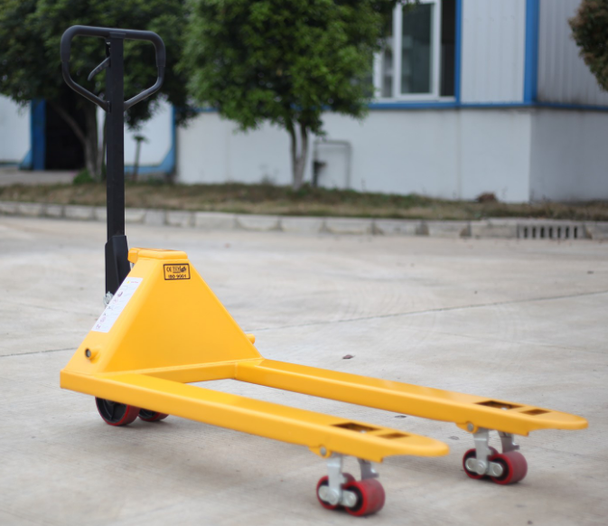 石家莊小區(qū)封控，手動(dòng)叉車搬運(yùn)生活用品緩解壓力