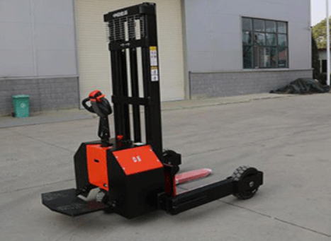 電動叉車也有越野款，適合復(fù)雜路況的搬運(yùn)工作